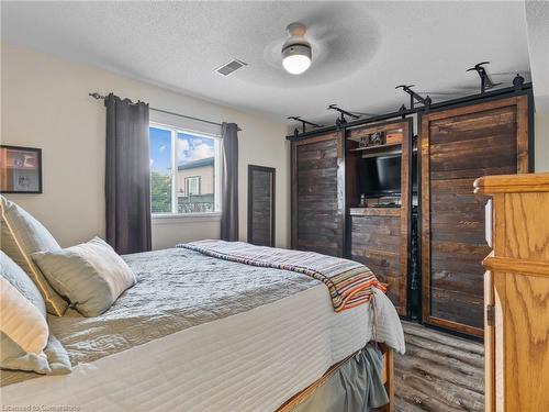 118 Fano Drive, Hamilton, ON - Indoor Photo Showing Bedroom