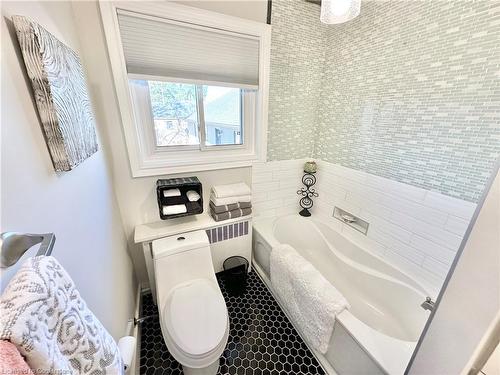 1 Maple Lane, Tillsonburg, ON - Indoor Photo Showing Bathroom