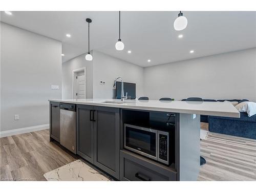 605-361 Quarter Town Line Line, Tillsonburg, ON - Indoor Photo Showing Kitchen With Upgraded Kitchen