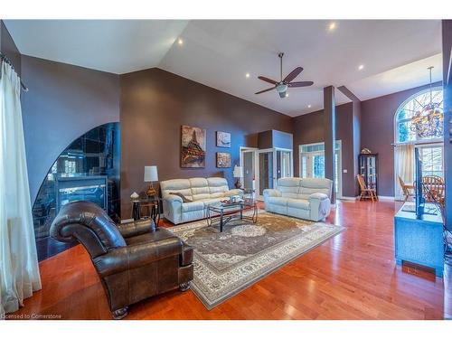 32 Blossom Avenue, Simcoe, ON - Indoor Photo Showing Living Room