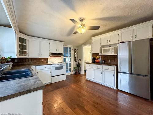 174 Wellington Street, Waterford, ON - Indoor Photo Showing Kitchen With Double Sink