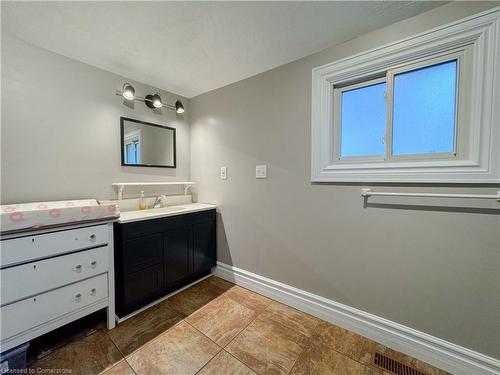 174 Wellington Street, Waterford, ON - Indoor Photo Showing Bathroom