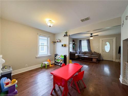 174 Wellington Street, Waterford, ON - Indoor Photo Showing Living Room