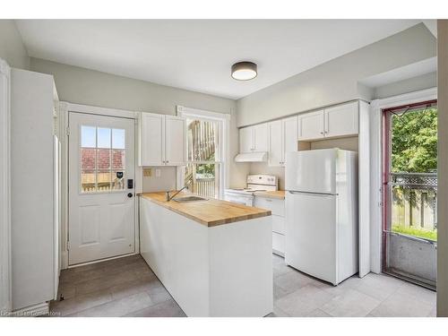 33 Rose Avenue, Brantford, ON - Indoor Photo Showing Kitchen