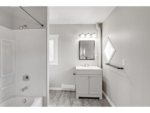 33 Rose Avenue, Brantford, ON - Indoor Photo Showing Bathroom