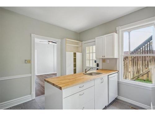 33 Rose Avenue, Brantford, ON - Indoor Photo Showing Kitchen