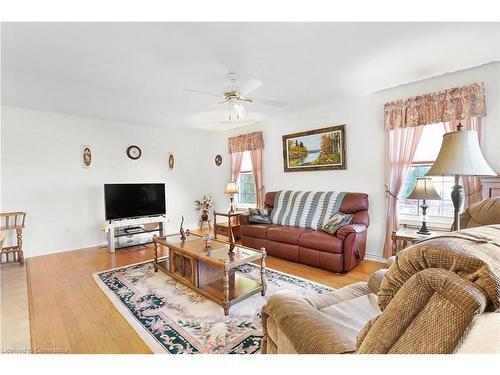 34 Bobolink Drive, Tillsonburg, ON - Indoor Photo Showing Living Room