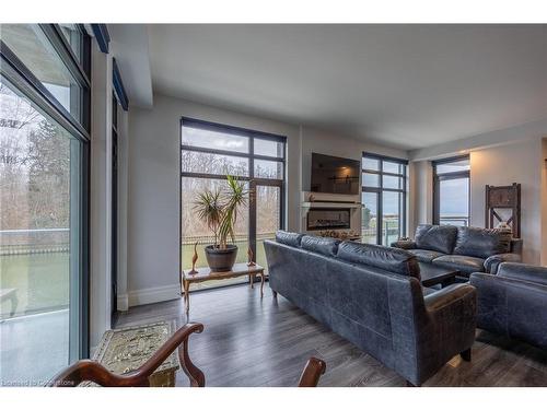 215-38 Harbour Street, Port Dover, ON - Indoor Photo Showing Living Room