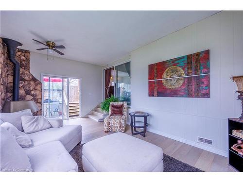 207 Market Street E, Port Dover, ON - Indoor Photo Showing Living Room