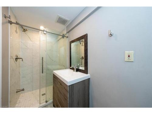 15 Birchlawn Avenue, Cambridge, ON - Indoor Photo Showing Bathroom