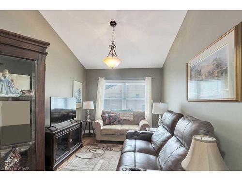 25 Sinclair Drive, Tillsonburg, ON - Indoor Photo Showing Living Room
