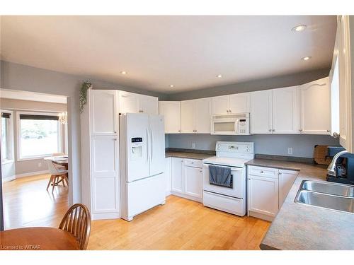714645 Middletown Line, Oxford Centre, ON - Indoor Photo Showing Kitchen With Double Sink
