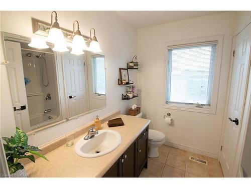 714645 Middletown Line, Oxford Centre, ON - Indoor Photo Showing Bathroom