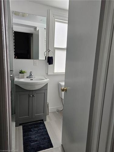 764 Dundas Street, Woodstock, ON - Indoor Photo Showing Bathroom