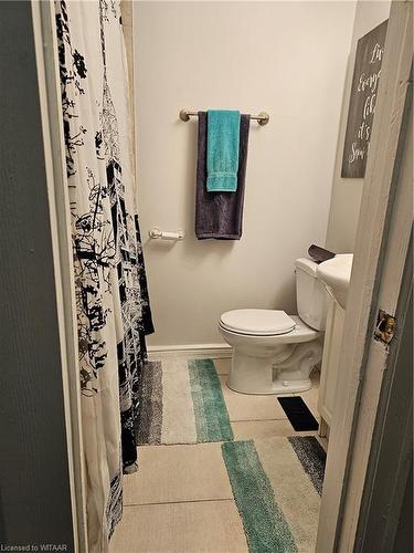 18 Chapel Street, Woodstock, ON - Indoor Photo Showing Bathroom