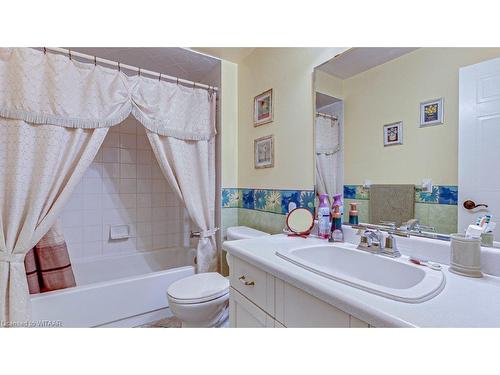 6 Seneca Place, Woodstock, ON - Indoor Photo Showing Bathroom