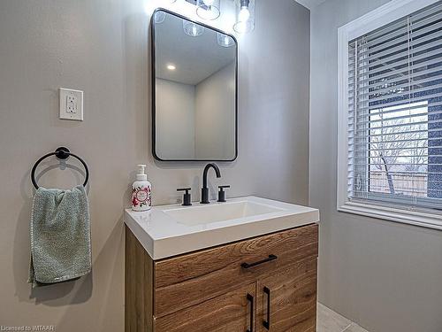 479 Champlain Avenue, Woodstock, ON - Indoor Photo Showing Bathroom