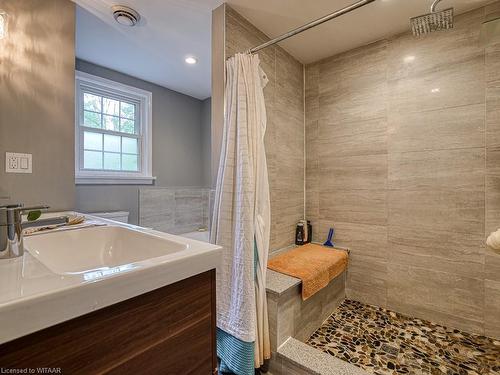 798 Warwick Street, Woodstock, ON - Indoor Photo Showing Bathroom