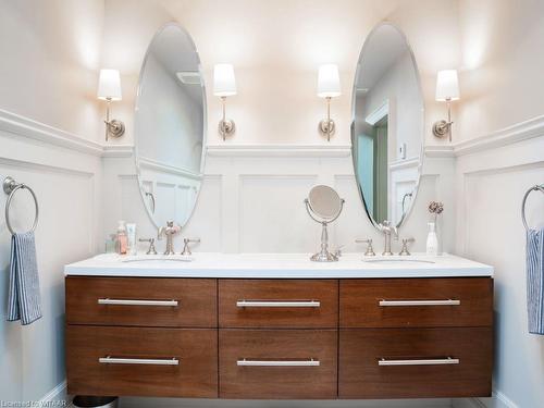 1247 Queen Victoria Avenue, Mississauga, ON - Indoor Photo Showing Bathroom
