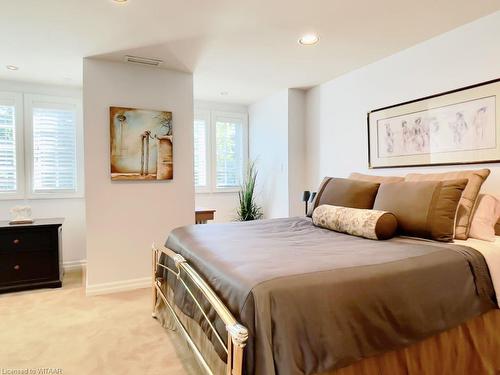 1247 Queen Victoria Avenue, Mississauga, ON - Indoor Photo Showing Bedroom