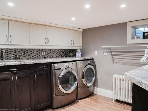1247 Queen Victoria Avenue, Mississauga, ON - Indoor Photo Showing Laundry Room
