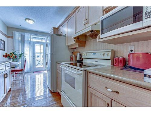 4-#7-105 King Street, Tillsonburg, ON - Indoor Photo Showing Kitchen With Double Sink