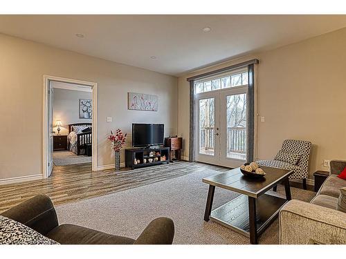 392 Bell Street, Ingersoll, ON - Indoor Photo Showing Living Room
