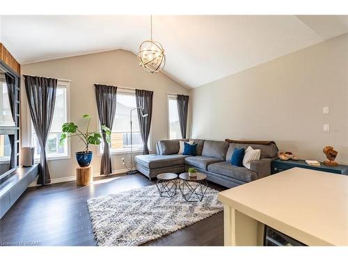 42 Mcguire Crescent, Tillsonburg, ON - Indoor Photo Showing Living Room