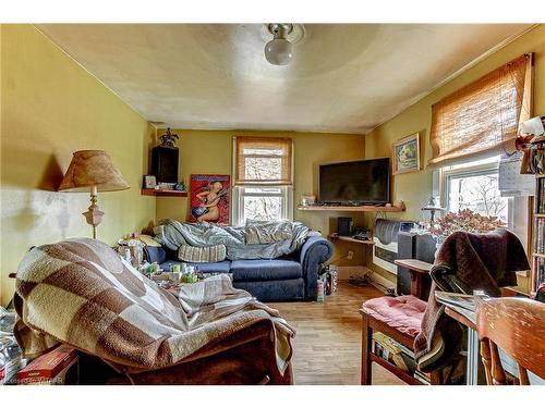6 Bidwell Street, Tillsonburg, ON - Indoor Photo Showing Living Room