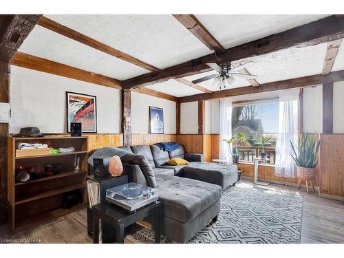 22 Pine Street, Tillsonburg, ON - Indoor Photo Showing Living Room