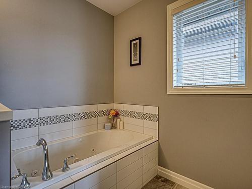 231 Dieppe Drive, Woodstock, ON - Indoor Photo Showing Bathroom