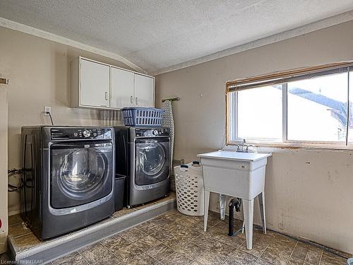 163524 Brownsville Road, Brownsville, ON - Indoor Photo Showing Laundry Room