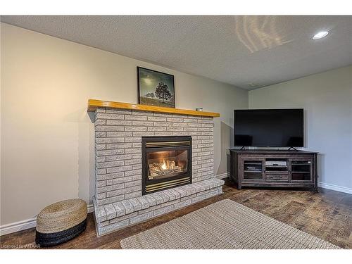 6 Cardinal Court, Tillsonburg, ON - Indoor Photo Showing Living Room With Fireplace