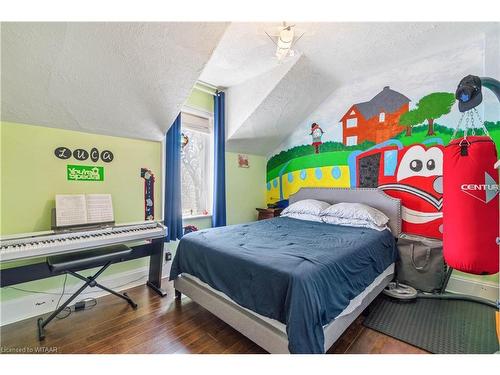 599 Peel Street, Woodstock, ON - Indoor Photo Showing Bedroom