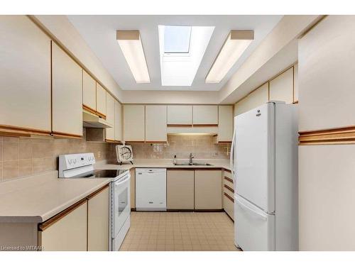 54 Edwin Crescent, Tillsonburg, ON - Indoor Photo Showing Kitchen With Double Sink