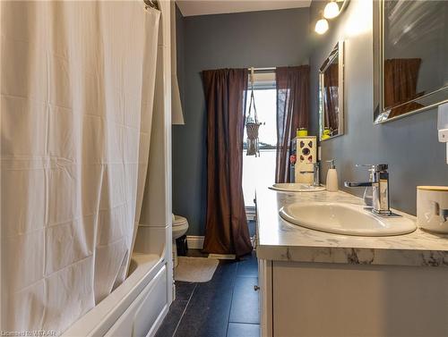 554 Hatch Street, Woodstock, ON - Indoor Photo Showing Bathroom