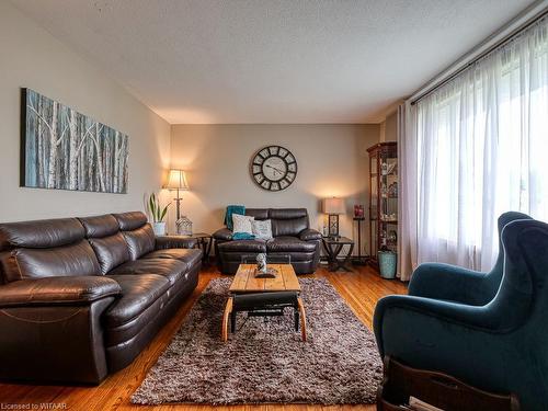 251 Mutual Street N, Ingersoll, ON - Indoor Photo Showing Living Room