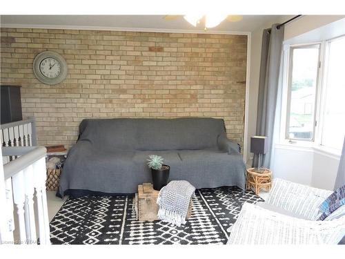 14 Elgin Street W, Norwich, ON - Indoor Photo Showing Living Room