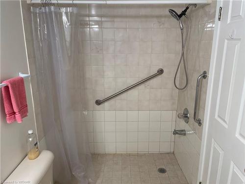 105-75 Bridge Street, Tillsonburg, ON - Indoor Photo Showing Bathroom
