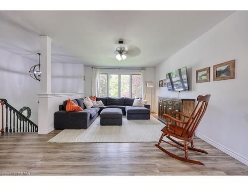 29 Finlayson Drive, Thamesford, ON - Indoor Photo Showing Living Room