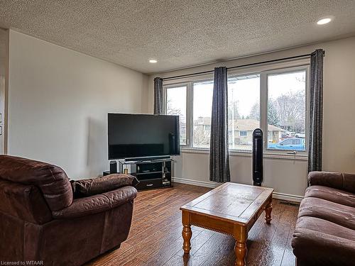 303 Macdonald Drive, Woodstock, ON - Indoor Photo Showing Living Room