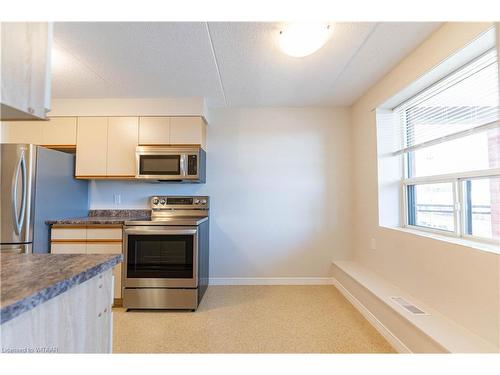 308-75 Bridge Street E, Tillsonburg, ON - Indoor Photo Showing Kitchen