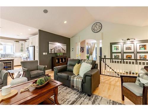 122 Eastview Avenue, Woodstock, ON - Indoor Photo Showing Living Room