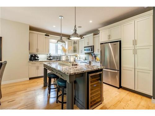 122 Eastview Avenue, Woodstock, ON - Indoor Photo Showing Kitchen With Upgraded Kitchen