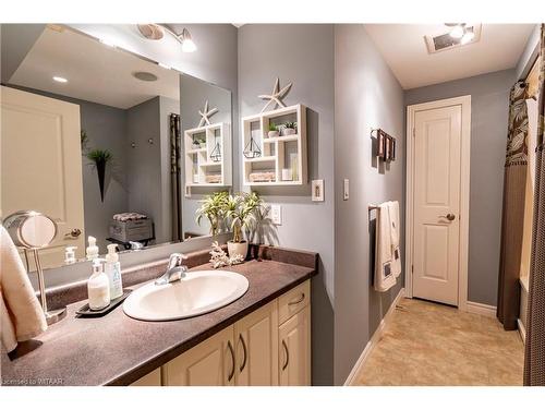 122 Eastview Avenue, Woodstock, ON - Indoor Photo Showing Bathroom
