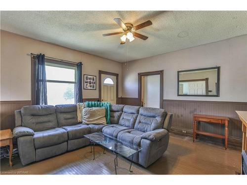204 Charles Street E, Ingersoll, ON - Indoor Photo Showing Living Room