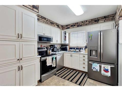 18 Hawkins Crescent, Tillsonburg, ON - Indoor Photo Showing Kitchen With Double Sink