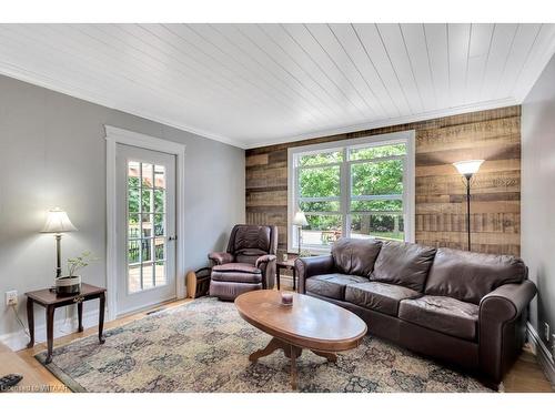 10 Sanders Street, Tillsonburg, ON - Indoor Photo Showing Living Room