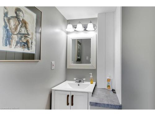 10 Sanders Street, Tillsonburg, ON - Indoor Photo Showing Bathroom