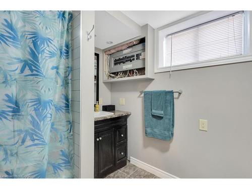 10 Sanders Street, Tillsonburg, ON - Indoor Photo Showing Bathroom